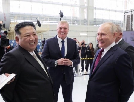 图为13日正在俄罗斯访问的朝鲜领导人金正恩与俄罗斯总统普京一起参观东方航天发射场。【照片来源：朝鲜中央电视台截图=NEWSIS】