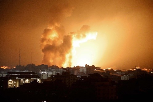 图为当地时间8日，由于以色列空军为应对巴勒斯坦武装派别哈马斯的突袭而进行的轰炸，加沙地区冒出火焰和浓烟。【照片来源：法新社=韩联社】