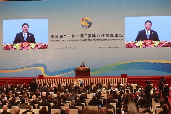 图为18日上午在中国北京人民大会堂举行的“一带一路”国际合作高峰论坛【照片来源：韩联社】 