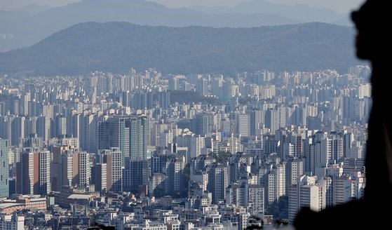 图为22日在首尔南山眺望市中心公寓。【照片来源：韩联社】