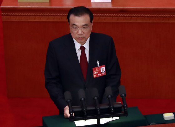 图为今年3月李克强前总理在北京人民大会堂做最后一次工作报告。【照片来源：韩联社】