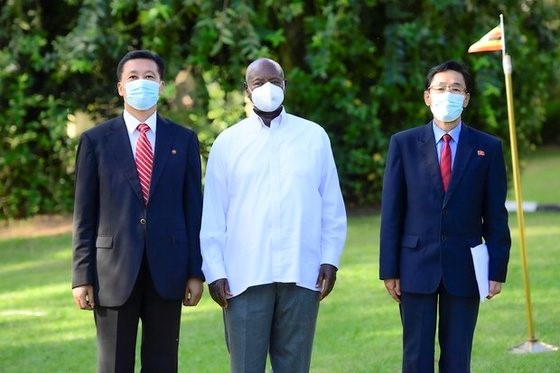 约韦里·穆塞韦尼总统和朝鲜驻乌干达大使郑东学。【照片来源：约韦里·穆塞韦尼总统社交媒体截图】