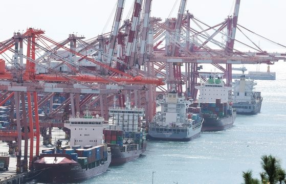 本月11日，釜山港神仙台码头进行集装箱装卸作业的模样。【照片来源：韩联社】