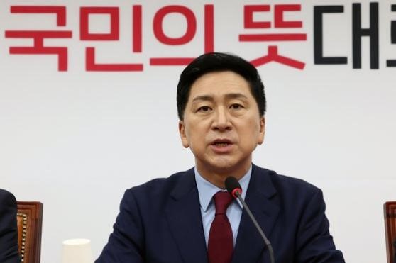 图为30日上午，国民力量党代表金起炫在首尔汝矣岛国会举行的最高委员会议上进行发言。【照片来源：NEWS1】