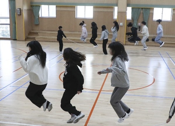 图为某小学的室内体育馆内学生们正开心地跳绳。【照片来源：韩联社】