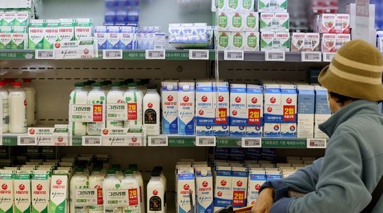 图为25日下午，市民正在首尔一家大型超市挑选牛奶。【照片来源：NEWS1】 