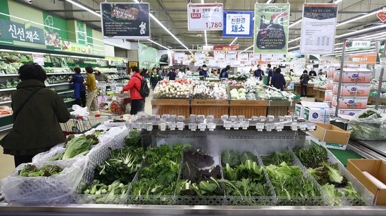2日，来到首尔瑞草区农协Hanaro超市的市民们正在购物。【照片来源：NEWS1】