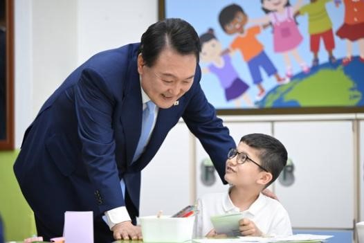 图为韩国总统尹锡悦7月3日访问了京畿道水原小学并参观了课后托管班和跨国家庭学生上韩语课的情况。【图片来源：韩联社】