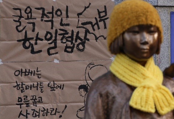 图为2015年12月29日上午，位于首尔钟路区中学洞日本驻韩国大使馆前的“和平少女像”。【照片来源：中央图片库】 