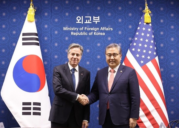韩国外交部长朴振和美国国务卿布林肯9日下午在首尔钟路区外交部举行的韩美外长会谈中见面并握手留念。【照片来源：韩联社】