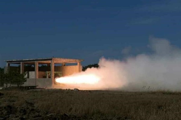 朝鲜《劳动新闻》15日发布报道称，“新型中程弹道导弹用大功率固体燃料发动机于本月11日和14日成功进行了第一级发动机和第二级发动机的地上点火试验”。【照片来源：NEWS1】