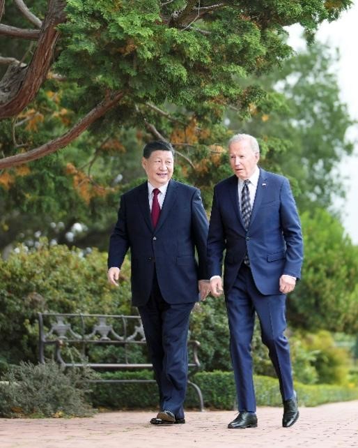 图为当地时间15日，在美国旧金山附近伍德赛德举行的中美首脑会谈结束后，美国总统拜登(右)和中国国家主席习近平正在一起散步。【照片来源：美联社=韩联社】