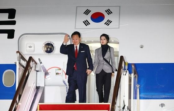 图为18日结束在美国举行的亚太经合组织(APEC)领导人非正式会议日程回国的尹锡悦总统和金建希女士抵达首尔机场后从空军一号机上走下飞机。【照片来源：韩国总统室记者团】