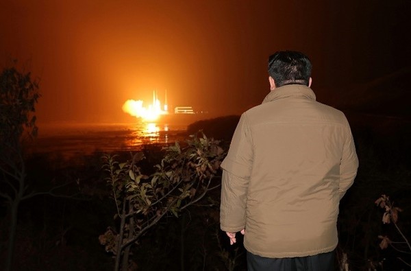 图为参观火箭发射的朝鲜国务委员会委员长金正恩。【照片来源：劳动新闻】