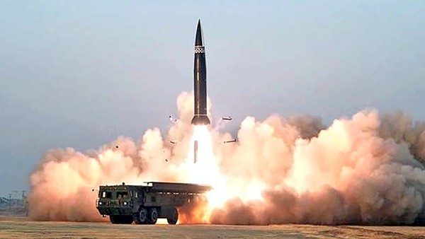 这是朝鲜自2021年3月拜登政府上台后首次发射短程弹道导弹"朝鲜版伊斯坎德尔(KN-23)"时的情景。【照片来源：韩联社】