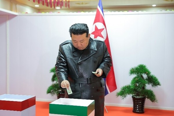 据朝鲜《劳动新闻》27日报道，朝鲜国务委员长金正恩26日参加了在咸镜北道第55选区的投票站进行的道、市、郡人民会议代表的选举投票。【照片来源：平壤劳动新闻=NEWS1】