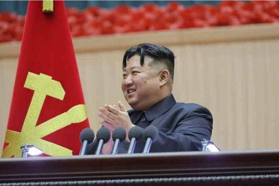 图为朝鲜国务委员长金正恩3日出席第5届全国母亲大会并致开幕词。【照片来源：劳动新闻=NEWS1】