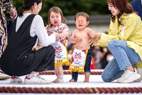 图为今年4月在日本举行的为祈祷孩子们的健康而举行的“婴儿哭泣相扑”大赛上，孩子们在舞台上放声大哭。【照片来源：法新社=韩联社】
