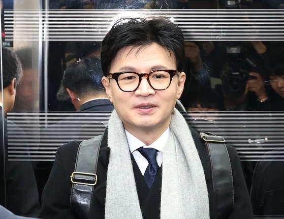20日，韩国法务部部长韩东勋在出席国会预算决算特别委员会全体会议之前，正在接受记者提问。【照片来源：NEWS1】