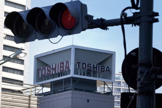 日本东芝公司于20日从东京证券交易所退市。图为日本东京东芝公司办公楼。【照片来源：AFP=韩联社】