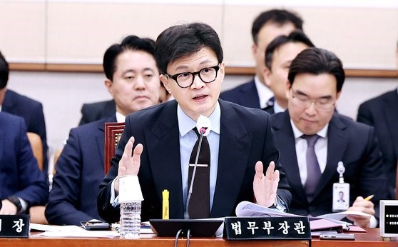 韩国法务部部长韩东勋19日在国会法制司法委员会全体会议上发言。【照片来源：NEWSIS】