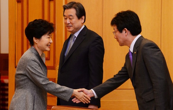 图为2015年2月，前韩国总统朴槿惠在接见访问青瓦台的新国家党领导层时，与当时的执政党院内代表刘承旼握手。【照片来源：中央图片库】