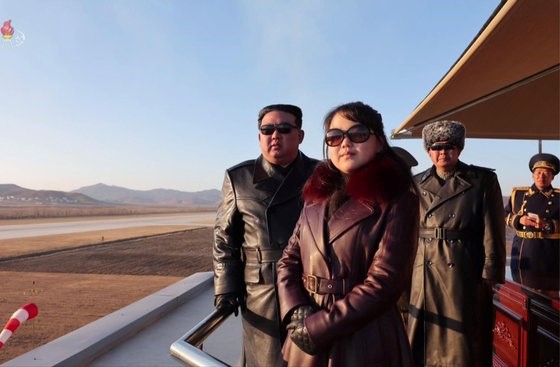 上个月，朝鲜国务委员长金正恩和女儿金主爱访问了重要的空军设施。 【照片来源：朝鲜中央电视台截图】