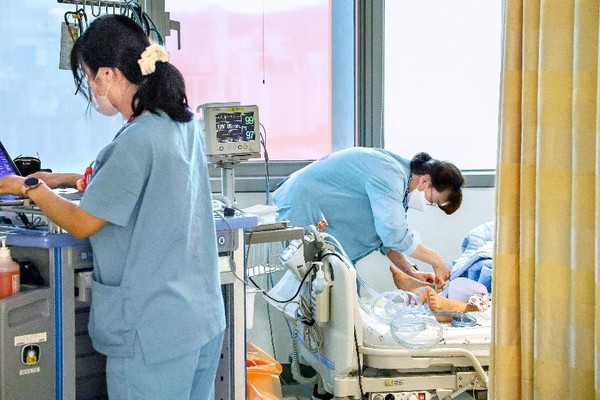 图为8日在韩国盆唐首尔大学医院护理看护病房的护士们正在工作。【摄影：禹相助 记者】