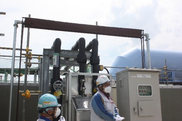 介绍福岛污水排放设备的东京电力相关人士。【照片来源：韩联社】