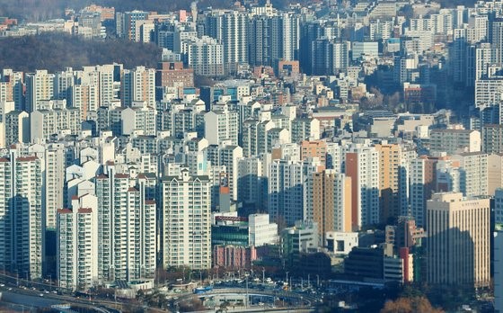 图为21日在首尔汝矣岛63艺术瞭望台上看到的首尔市内的公寓。【照片来源：韩联社】