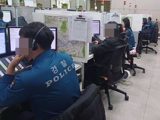 图为2023年12月21日，韩国首尔警察厅112(等于中国报警电话110)治安综合状况室正在受理报警。韩国警察厅的每位警员每天平均接到约168个报警电话。【摄影：吴三权(音)记者】