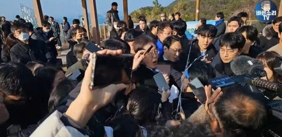 韩共同民主党代表李在明2日在访问釜山的途中遭到袭击。【照片来源：Youtube截图】