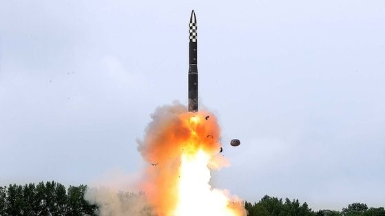 朝鲜去年7月12日试射了以固体燃料为基础的新型洲际弹道导弹(ICBM)“火星-18型”。【照片来源：NEWS1】