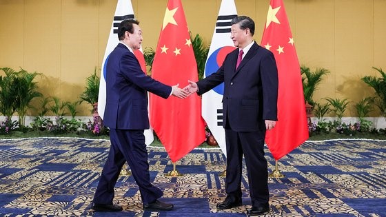 韩国总统尹锡悦和中国国家主席习近平2022年11月在印度尼西亚巴厘岛举行的韩中首脑会谈上握手。【照片来源：NEWS1】