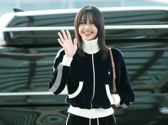 BLACKPINK Lisa上月13日前往泰国前抵达仁川国际机场。【照片来源：NEWS1】