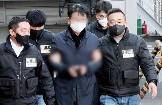 图为4日，持凶袭击韩国共同民主党代表李在明的60多岁金某为接受拘捕令实质审查，正在从釜山莲堤警察局出发。【摄影：宋奉根 记者】