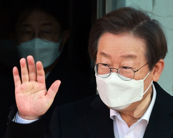韩国共同民主党代表李在明10日从首尔钟路区首尔大学医院出院时向支持者致意。李在明计划在家里继续治疗一段时间。【照片来源：韩联社】