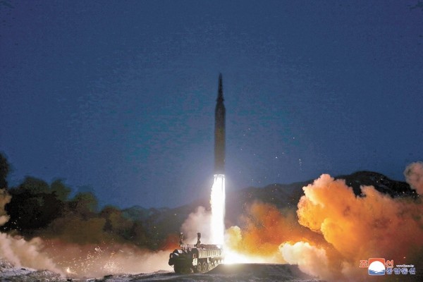 朝中社12日报道称，朝鲜国防科学院2022年1月11日在朝鲜国务委员长金正恩参观的情况下进行了高超音速导弹试射，并取得了成功。