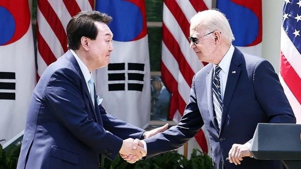图为去年4月，在美国华盛顿白宫举行的韩美首脑会谈上，尹锡悦总统和美国总统拜登握手。【摄影：姜正贤 记者】