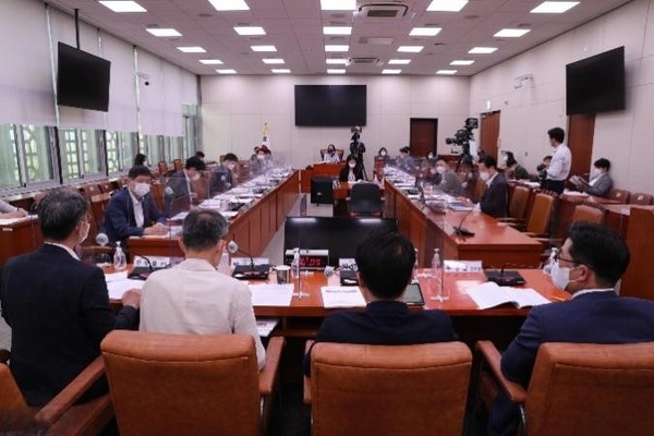 图为2021年8月，韩国国会外交统一委员会举行了“韩美防卫费分担额特别协定批准同意案听证会”。【摄影：林铉东 记者】