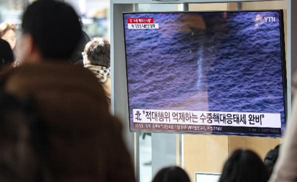 19日，朝鲜宣布为应对韩美日联合海上演习进行了水下核武器系统试验。图为韩国市民们正在首尔站候车室收看有关朝鲜的新闻。【照片来源：NEWS1】