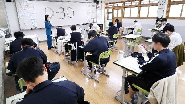 图为去年在釜山沙下区海东高中高三教室里，考生们正在上自习。【照片来源：NEWS1】