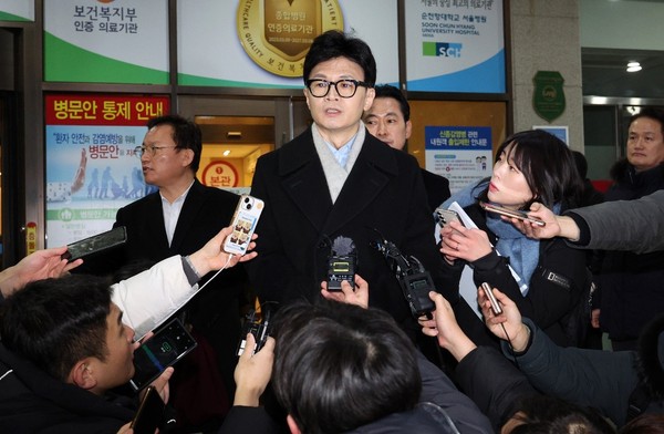 国民力量紧急对策委员长韩东勋25日结束对裴贤镇议员的探望后接受记者提问。【照片来源：NEWSIS】