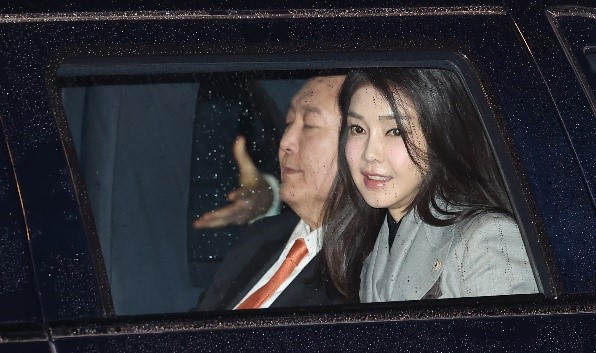 图为当地时间去年12月11日，对荷兰进行国事访问的韩国总统尹锡悦及其夫人金建希抵达阿姆斯特丹史基浦机场后从专机空军1号飞机上下来后乘坐上汽车。【照片来源：韩联社】