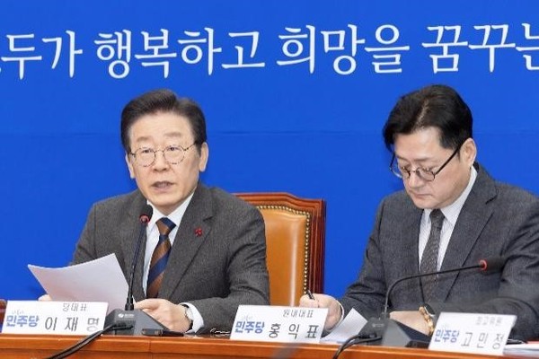 图为29日上午，共同民主党代表李在明出席在首尔汝矣岛国会举行的最高层会议并进行发言。【摄影：全玟珪记者】