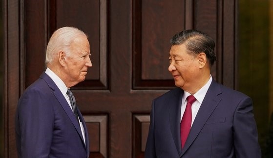 图为美国总统乔·拜登(左)和中国国家主席习近平。【照片来源：路透社=韩联社】