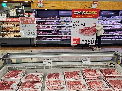 图为15日拍摄的位于世宗市的一家大型超市销售的加拿大产冷藏猪肉，并附上“带头打破高价”的字样。加拿大猪肉比韩国国产猪肉便宜40%左右。【照片来源：世宗=罗相炫记者】