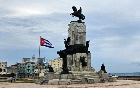 图为哈瓦那市中心公园飘扬的古巴国旗。【照片来源：韩联社】