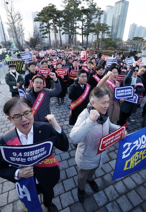 对于政府的医学院扩招政策表示反对的大韩医生协会下属的全国16个市、道医生25日下午在首尔龙山区医协会馆游行到龙山总统室前举行最后集会，高喊着口号。【照片来源：NEWS1】