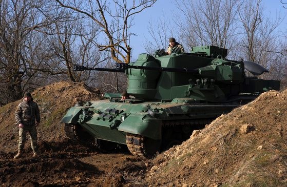本月22日(当地时间)，乌克兰军人在乌克兰敖德萨附近使用德国猎豹自行防空炮。【照片来源：欧新社 韩联社】